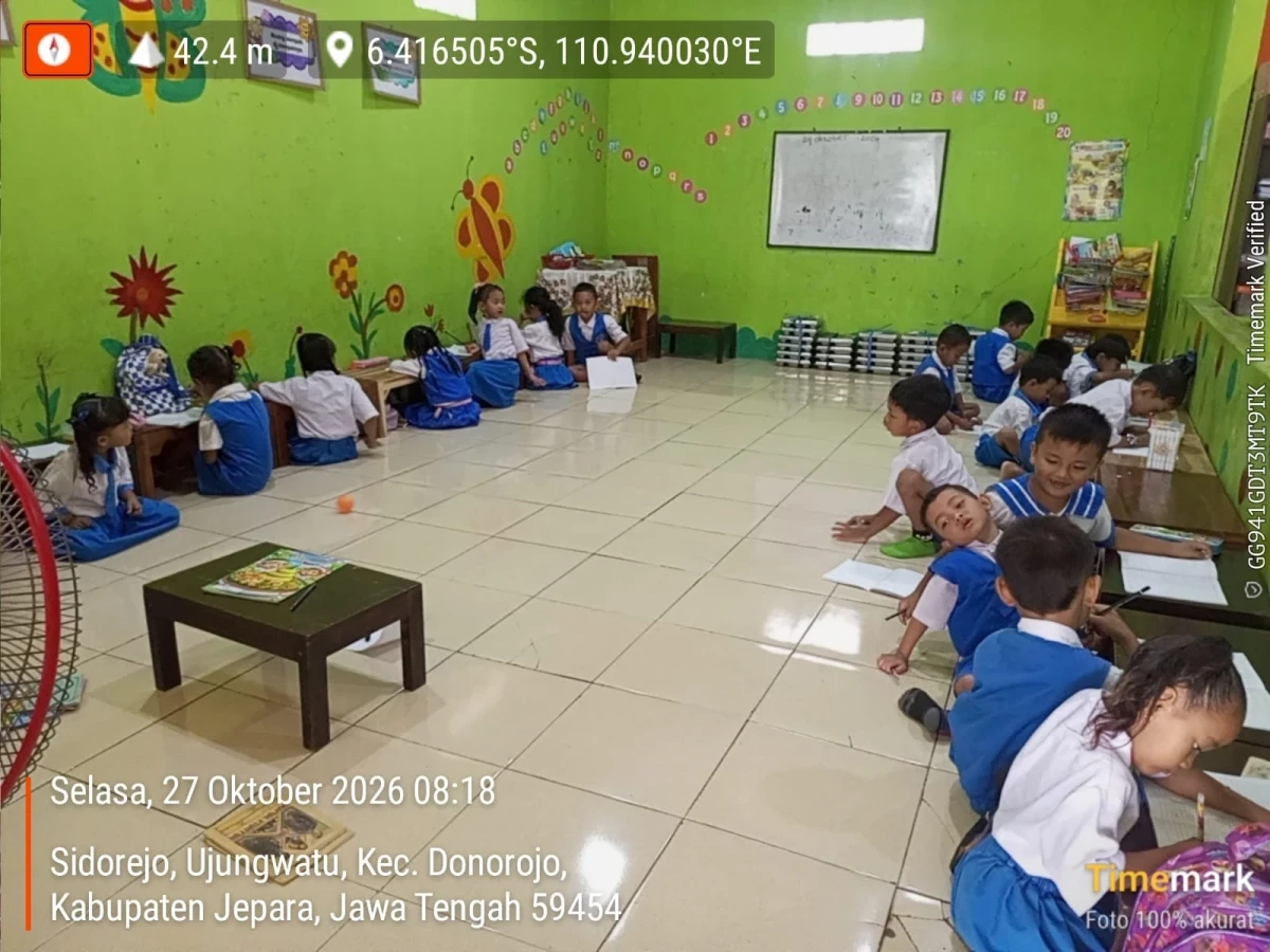 Topik Negaraku menebalkan sinbul burung garuda di TK Melati Ujungwatu