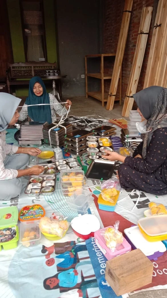 kegiatan pendistribusian mbg  di posyandu rw 1 dukuh Randusari dengan tujuan balita,bumil,dan busui