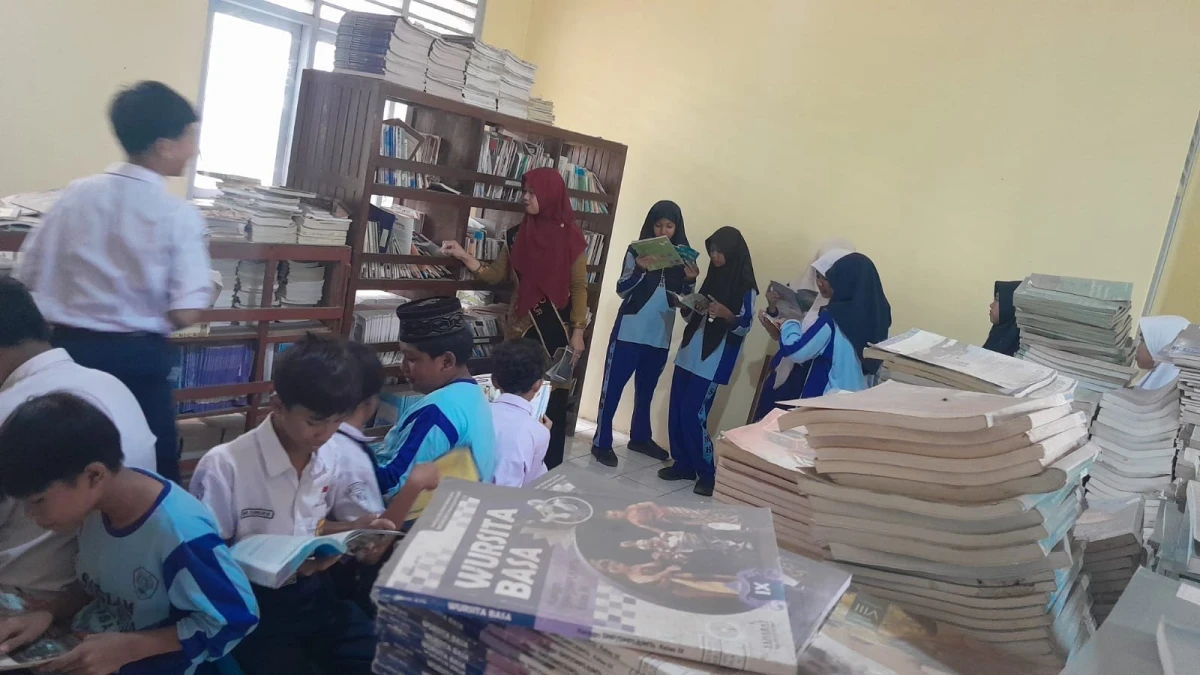 Membudayakan gemar membaca utk siswa-siswi pelajar di SMP Islam Miftahul Huda Suwawal Timur