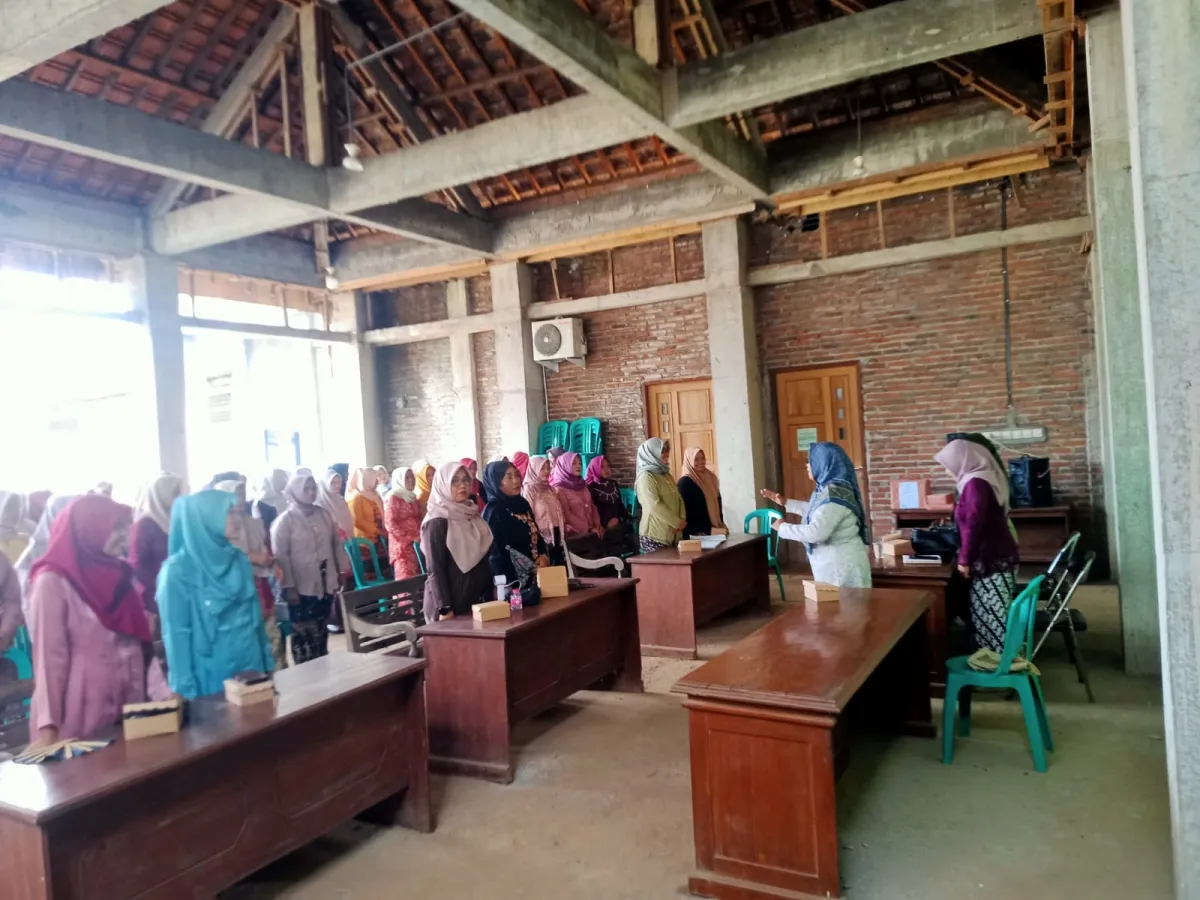 PKK Desa Petekeyan Gelar Lomba Memasukkan Benang ke Dalam Jarum dalam Peringatan Hari Kartini Ke- 147
