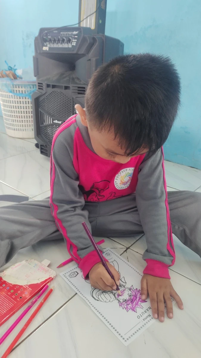 Anak mewarnai gambar Naruto 