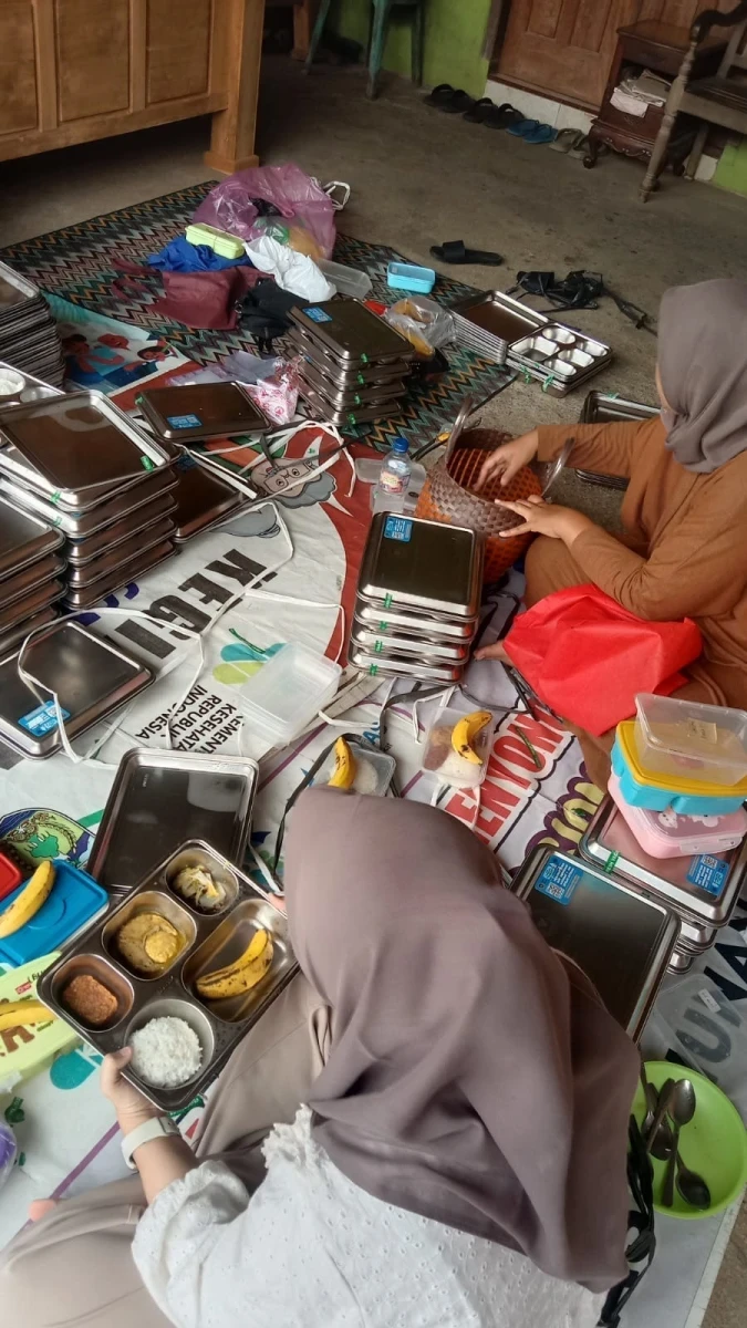 kegiatan pendistribusian mbg posyandu rw 1 dukuh Randusari tujuan balita,bumil,busui