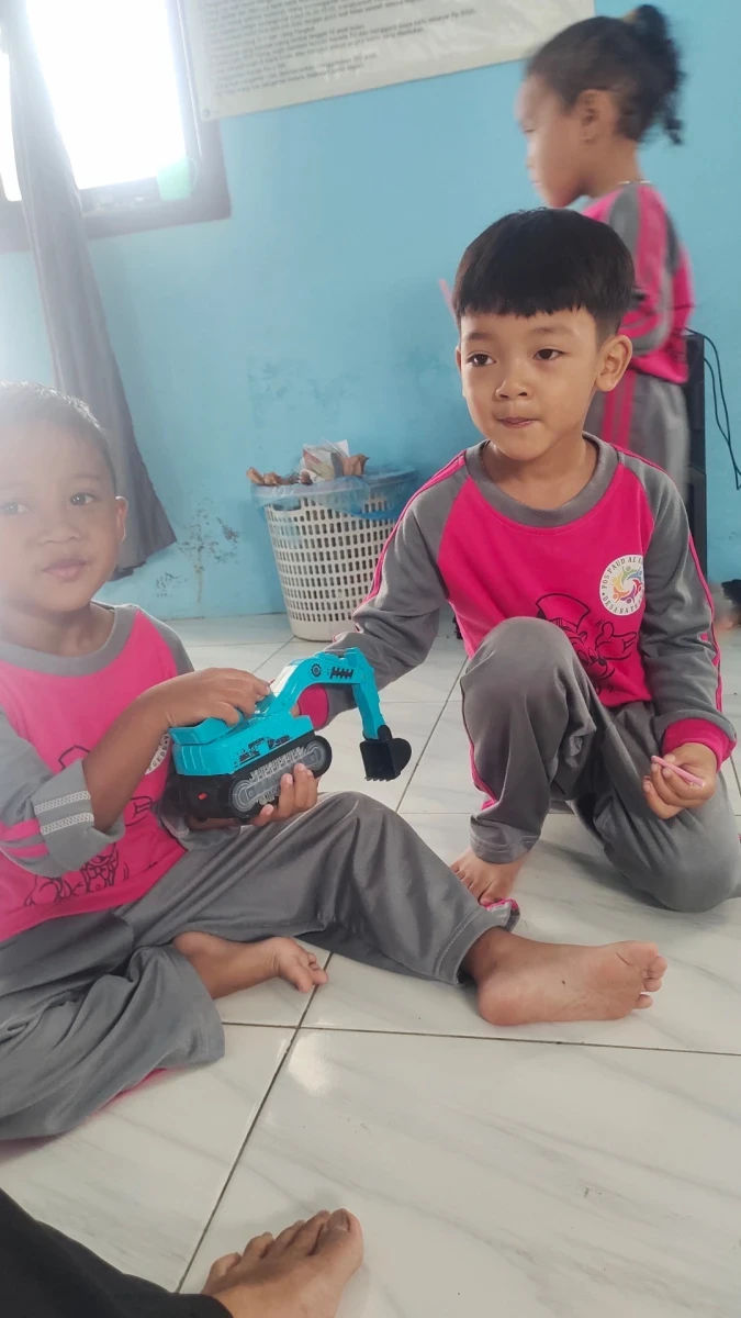 Anak berebutan mainan 