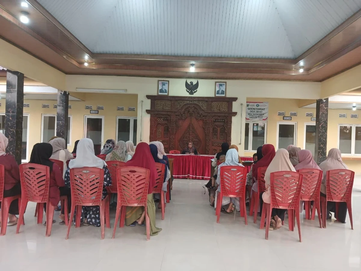 Edukasi Lingkungan dan Budaya Gotong Royong: Pertemuan Rutin PKK Desa Mayong Kidul
