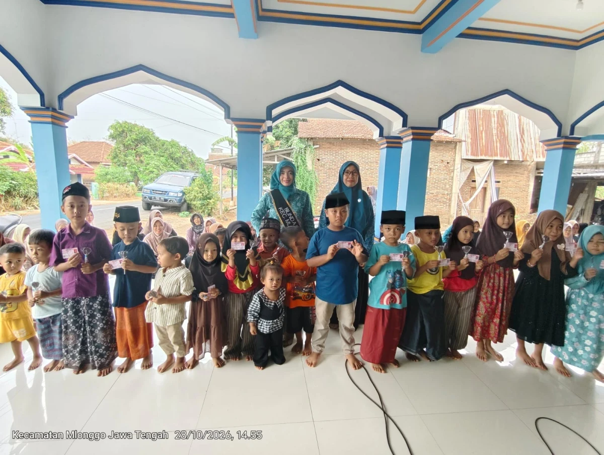 Bunda PAUD Kecamatan Mlonggo Serahkan KIA kepada Anak-Anak Desa Mororejo 