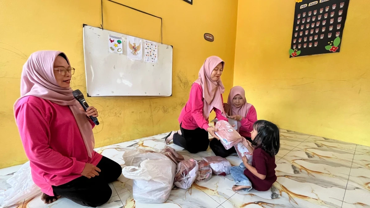 Pembagian Seragam Sekolah