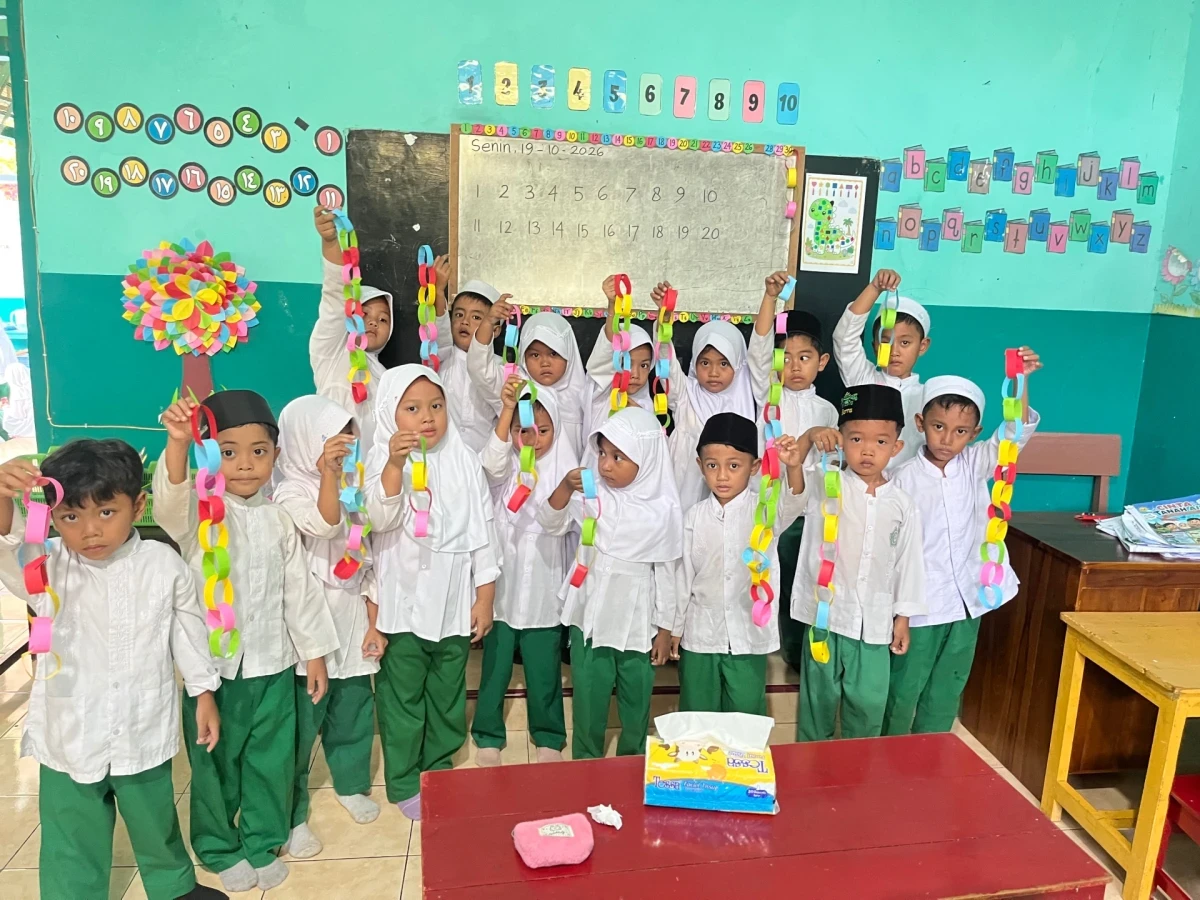 Asyiknya merangkai rantai warna-warni sesuai pola