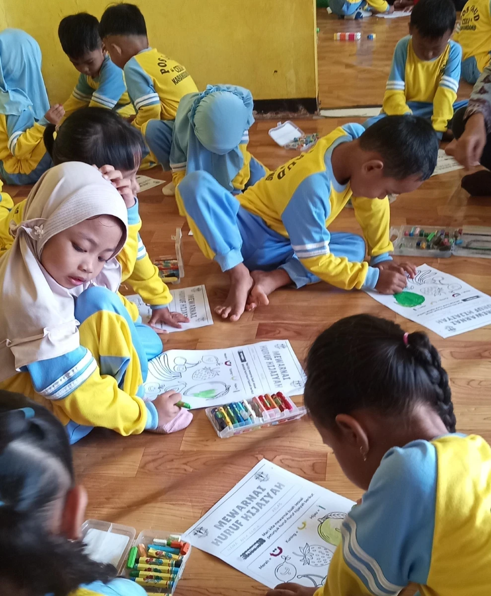 Waktunya Berkreasi! Serunya Mewarnai dan Kolase di Pos PAUD Ceria