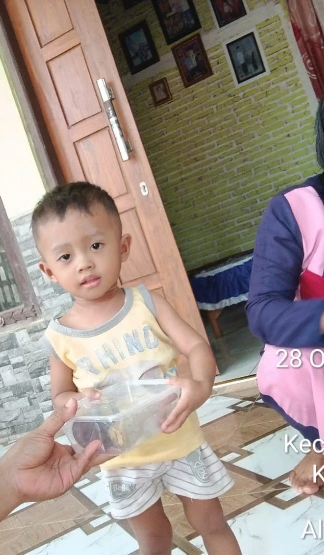 Penyaluran Makanan Tambahan (PMT) Balita oleh Pokja IV Desa Karanggondang di RW 02