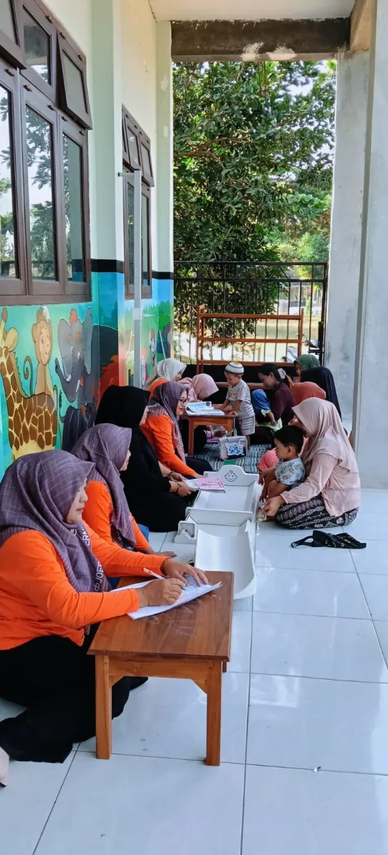 Kegiatan posyandu di desa Ngipik pancur