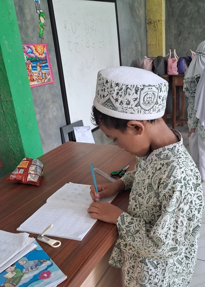 Menumbuhkan Kecintaan terhadap Huruf Hijaiyah melalui Kegiatan Menulis di RA Darul Huda 1 Karanggondang