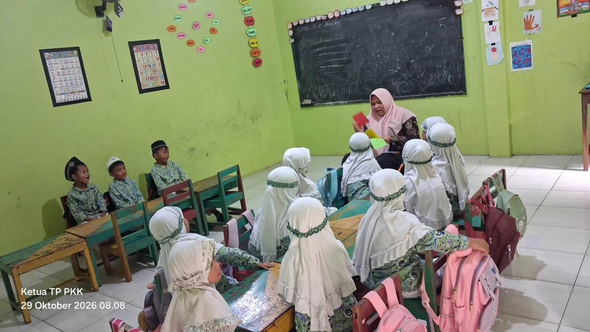 Belajar Mengenal Warna dalam Bahasa Inggris, Kegiatan Menyenangkan Kelas A2 RA Darul Huda 1 Karanggondang