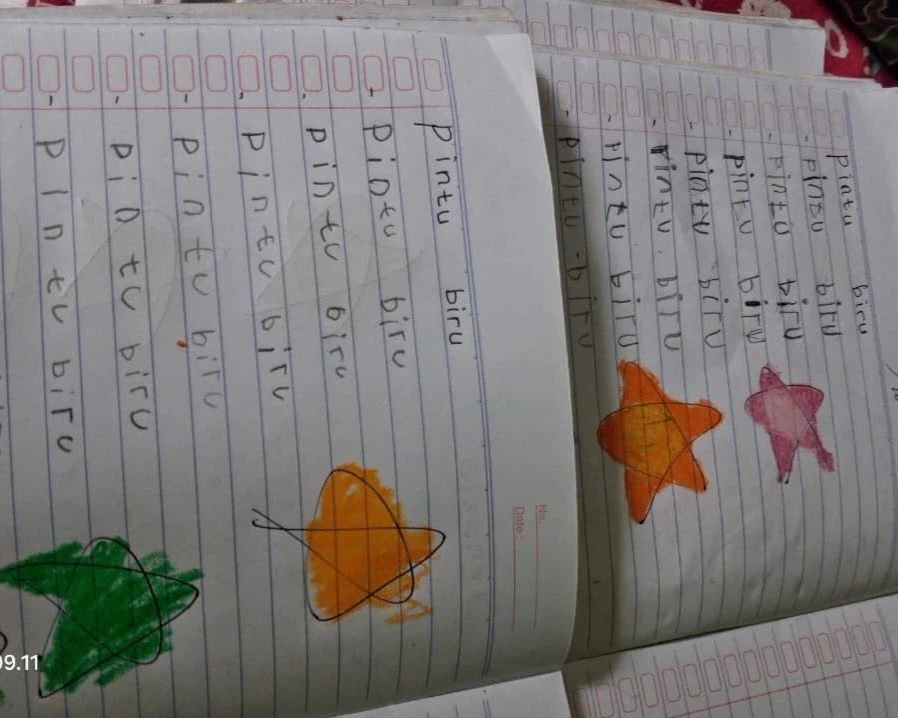 Belajar Menulis Kata “Pintu Biru”, Melatih Kemampuan Literasi Anak Kelas A2 RA Darul Huda 1 Karanggondang
