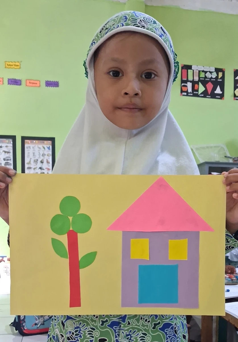 Kreativitas Anak Kelas A2 RA Darul Huda 1 Karanggondang Membuat Rumah dari Kertas Origami