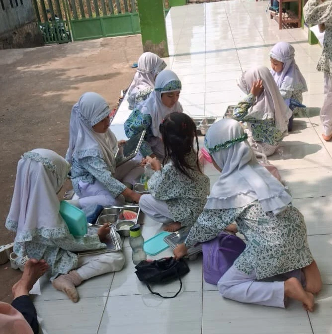 Sajian Menu Seimbang Makan Bergizi Gratis (MBG) RA Darul Huda 1 Karanggondang