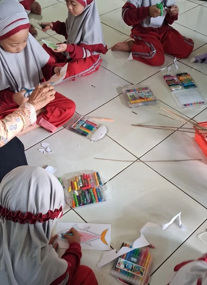 Belajar Mewarnai dan Menggunting Gambar Ikan di RA Darul Huda 2 Karanggondang