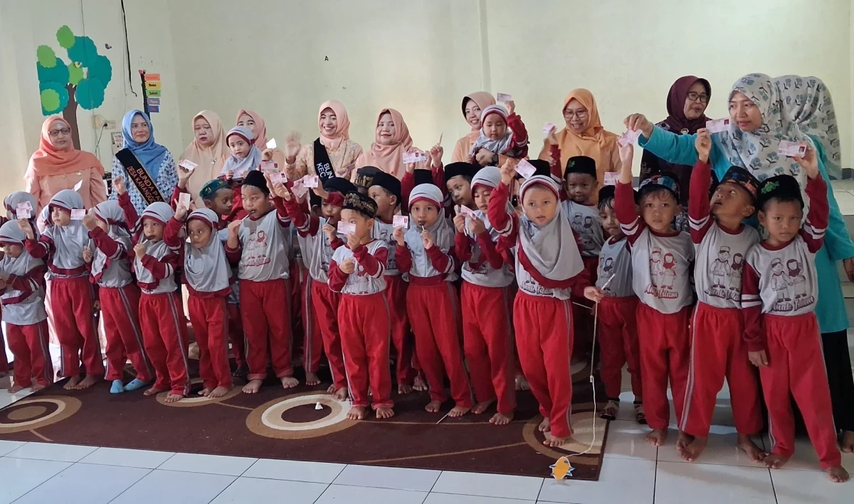 Bunda PAUD Desa Karanggondang Mendampingi Pembagian KIA di RA Darul Huda 2