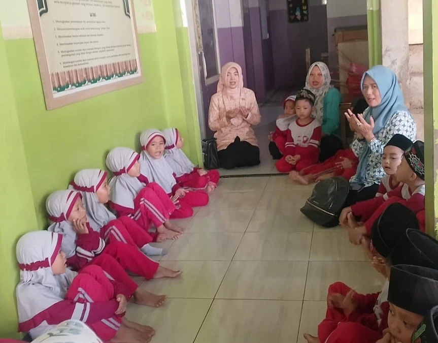 Berkah Jumat Penuh Cinta: RA Darul Huda 2 Karanggondang Kenalkan Keagungan Asmaul Husna Melalui Hafalan