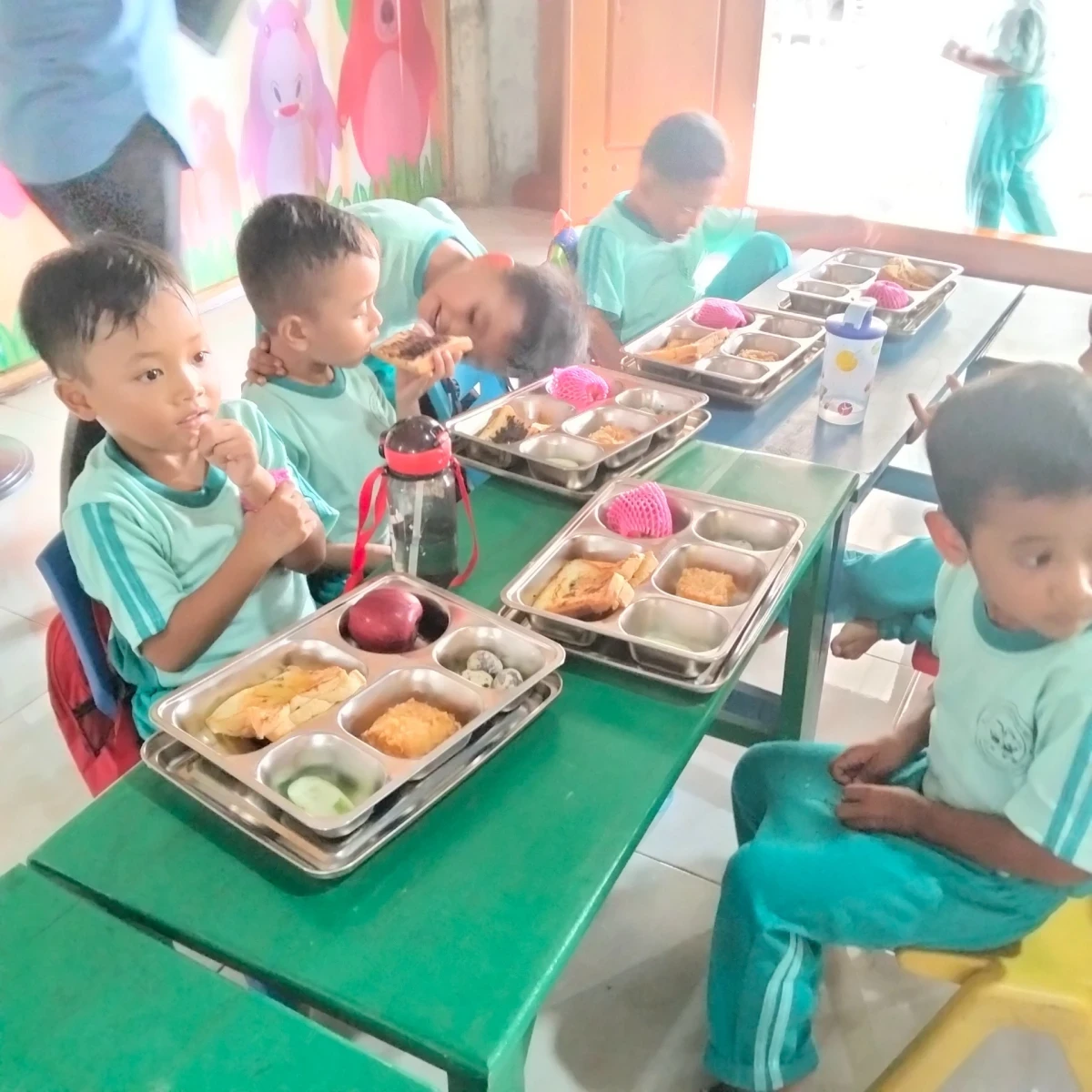 Kegiatan pembagian MBG pada siswa siswi Pos Paud Kasih Ibu Kaliaman 