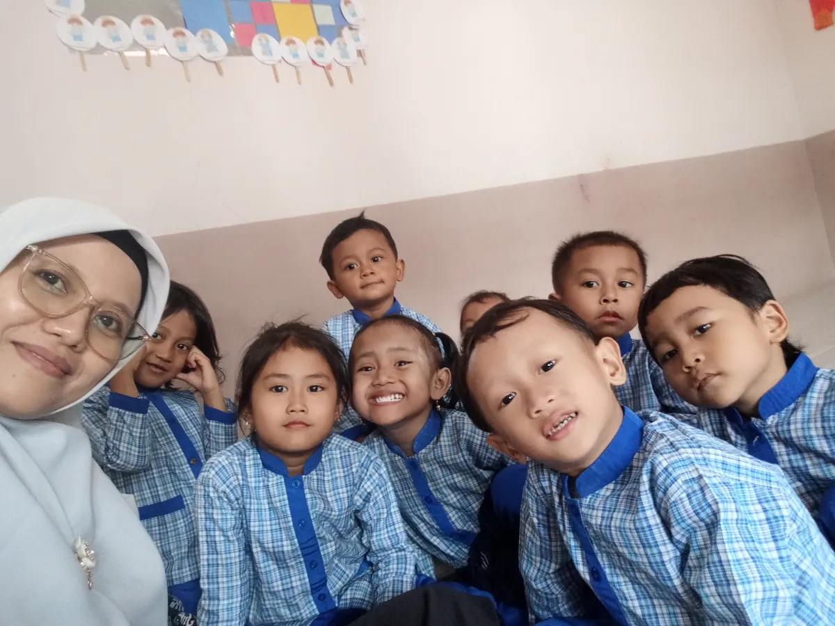 Bunda paud sengonbugel bermain bersama anak-anak pos paud melati 