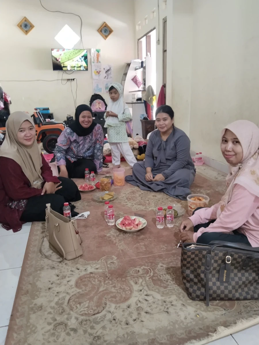 Kegiatan mengunjungi guru yang sakit 