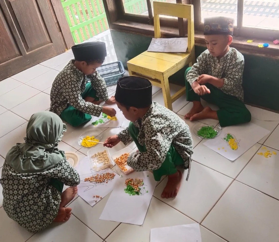 Menempel dan Menyusun Biji Jagung: Mengembangkan Kreativitas dan Motorik Halus Murid TK TA Karanggondang 3