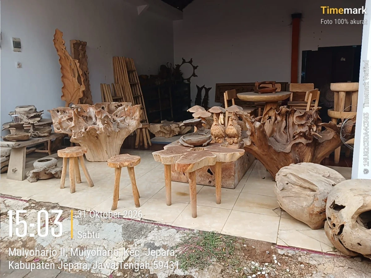 Menyelami Mahakarya Seni Ukir Jepara: Ketua Dekranasda Pakis Aji Apresiasi Sentuhan Mahir Pengrajin Patung dan Relief Mulyoharjo