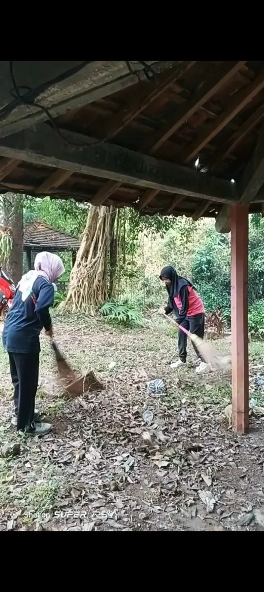 PKK KECAMATAN PAKIS AJI BERSAMA KECAMATAN PAKIS AJI MELAKSANAKAN JUM'AT BERSIH
