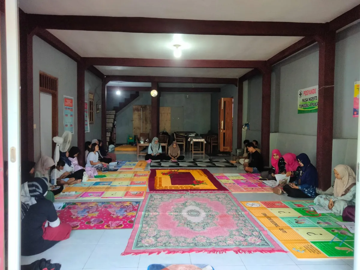 Kelas Ibu Hamil di Desa Plajan Bersama Narasumber dari Puskesmas Pakis Aji