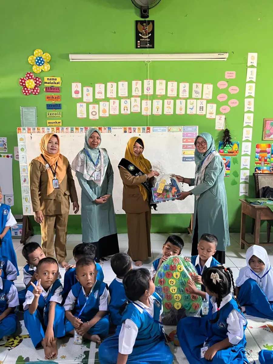 Pemberian Bantuan APE kepada TK Nurul Iman Senenan