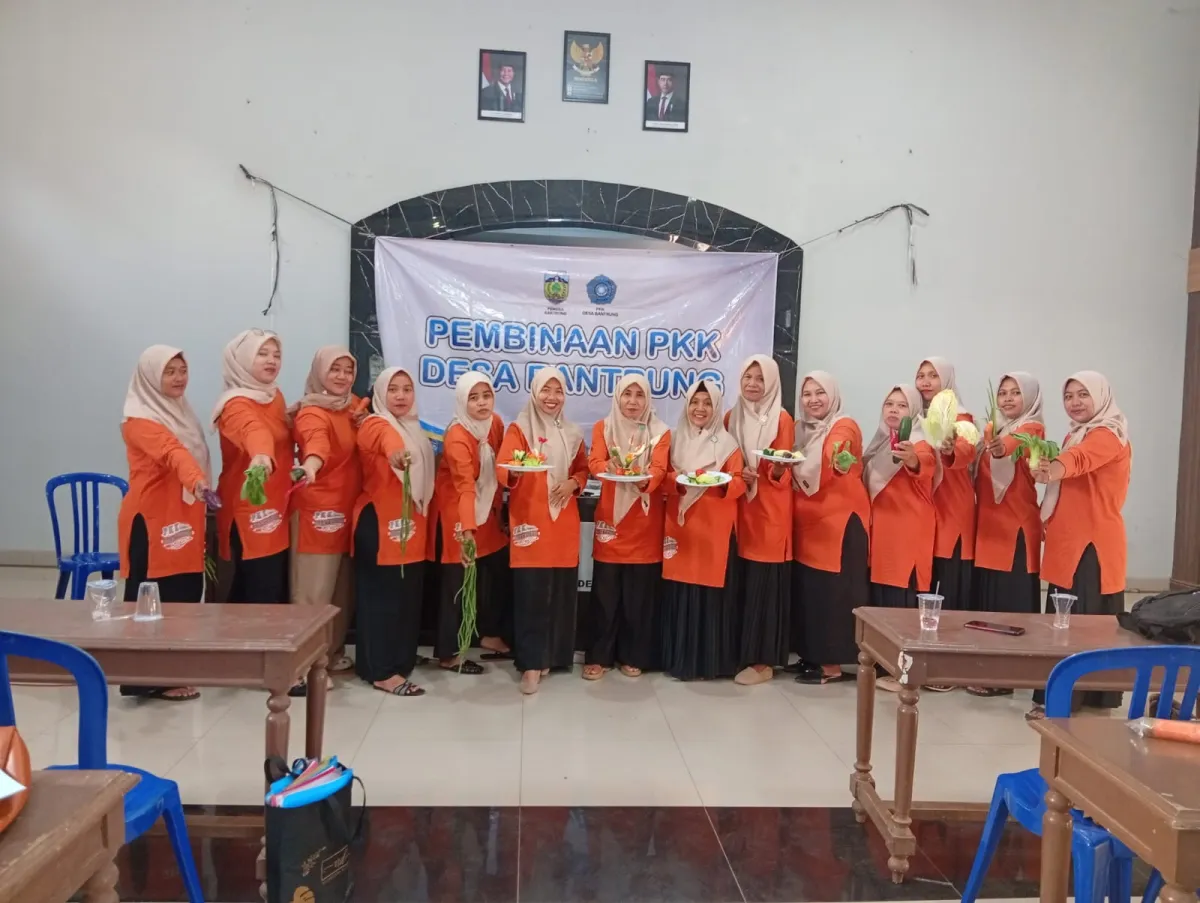 Rakor TP. PKK Desa Bantrung dan Pelatihan Membuat Garnish Pokja III