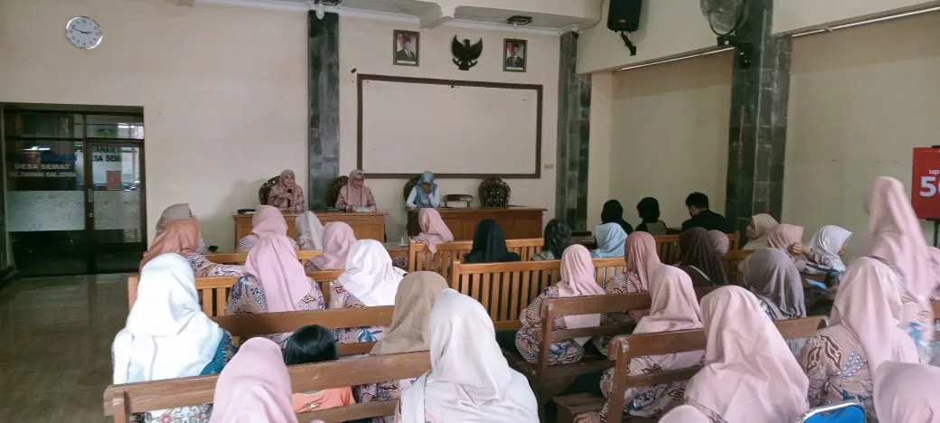 Pertemuan rutinan PKK induk desa semat dan perkenalan KKN UNISNUJepara 