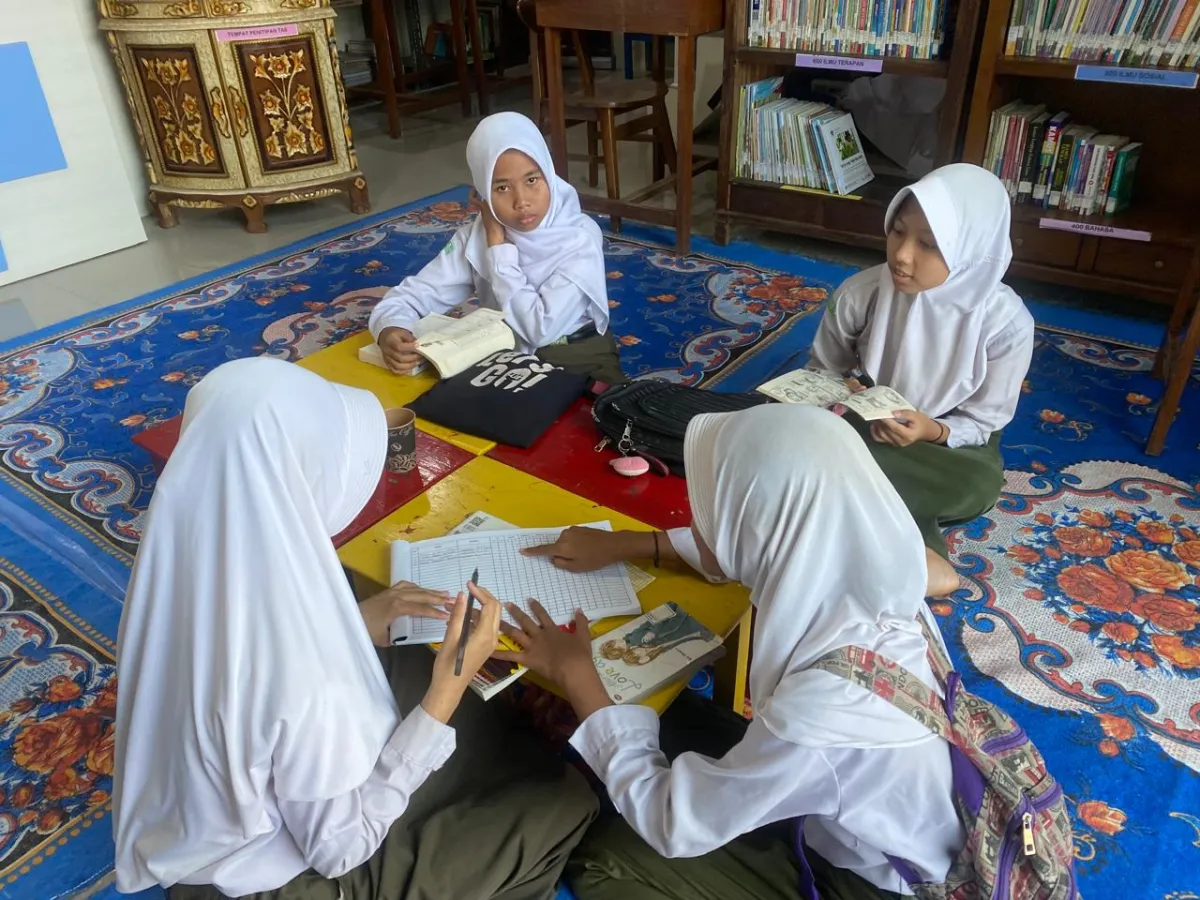 Perpustakaan Barokah Ilmu Desa Tegalsambi Menerima Kunjungan Edukatif dari MI Miftahul Huda Tegalsambi