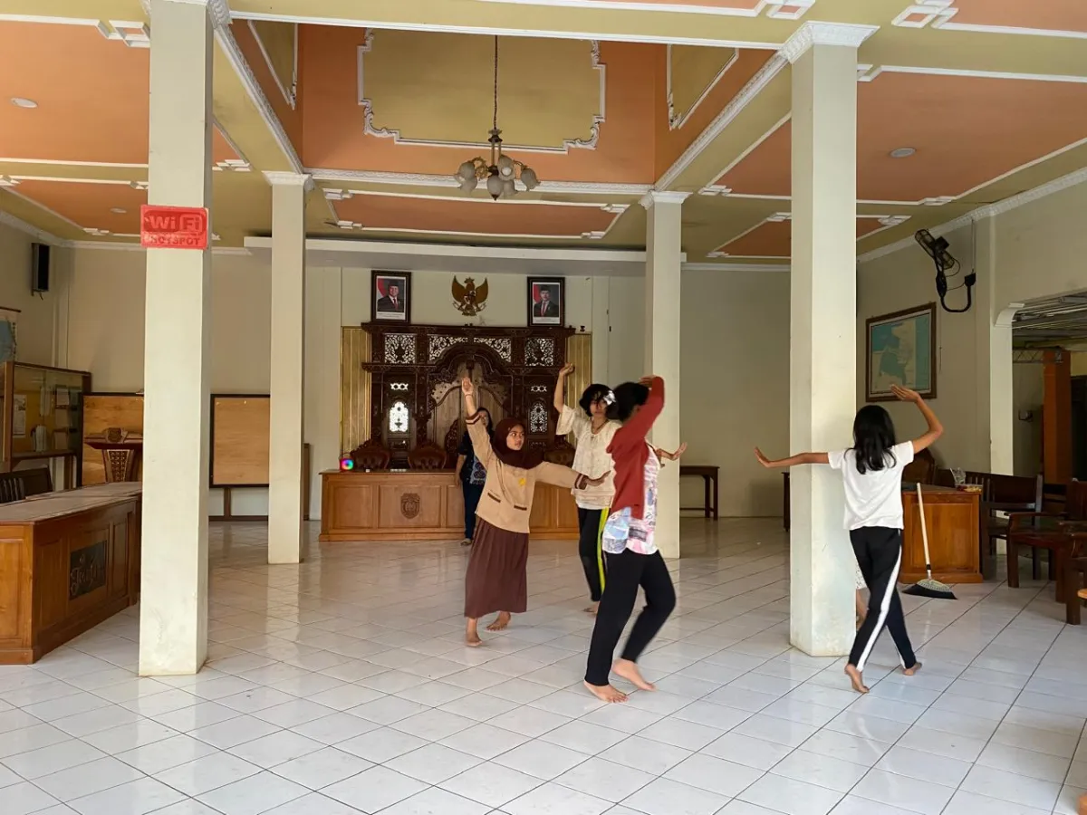 Pelatihan Tari Perang Obor sebagai Sarana Pembinaan Seni dan Budaya Lokal
