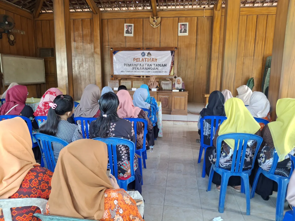 PELATIHAN PEMANFAATAN TANAH PEKARANGAN