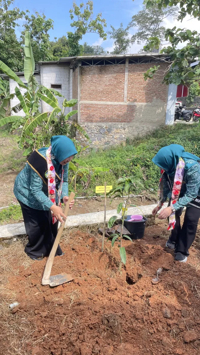 Aksi Penanaman Pohon (Rabu Pon) bersama Ibu Ketua TP PKK Kabupaten di Wilayah Kecamatan Donorojo