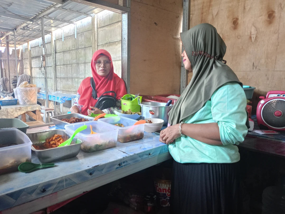 Ketua deskranada sengonbugel mengunjungi warung ibu Martiah salah satu anggota TP PKK Desa Sengonbugel