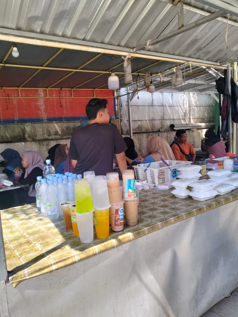 Ketua deskranada sengonbugel mengunjungi warung bapak Faiz untuk memberi arahan tentang sampah