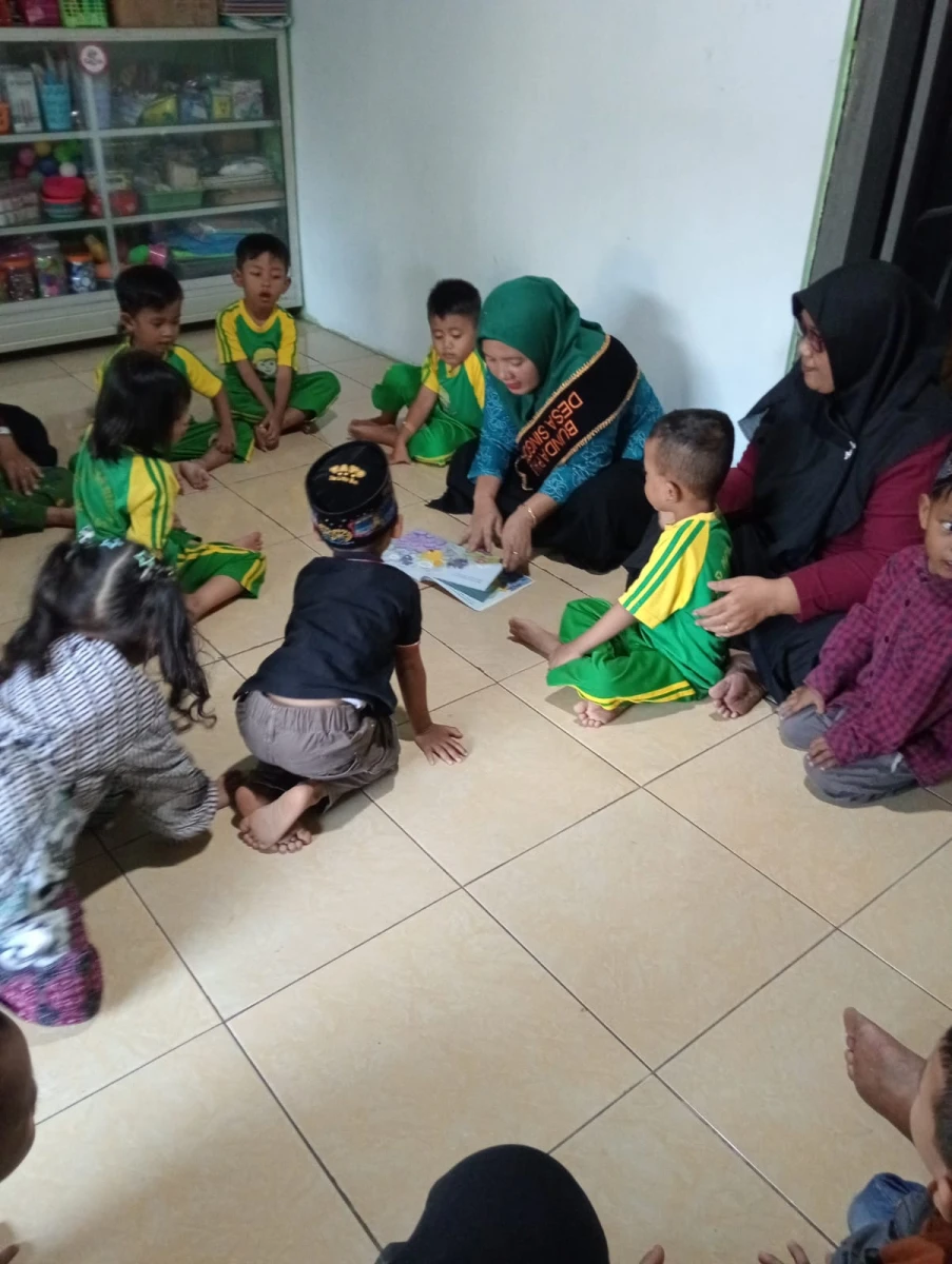 Kunjungan Bunda PAUD Desa Singorojo: Membacakan Dongeng untuk Anak Usia Dini