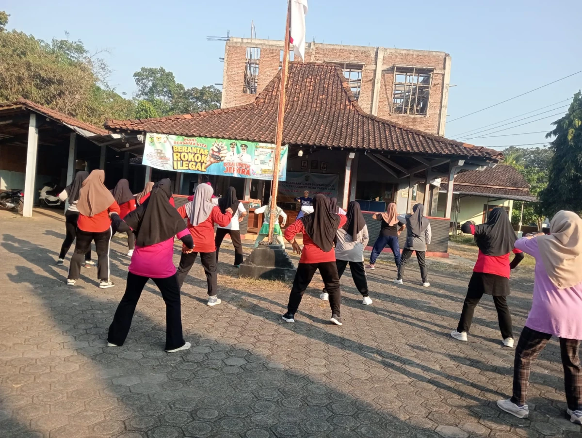 Meriah dan Penuh Semangat, Senam Sehat Jumat Jadi Wadah Edukasi PHBS Warga Desa Singorojo