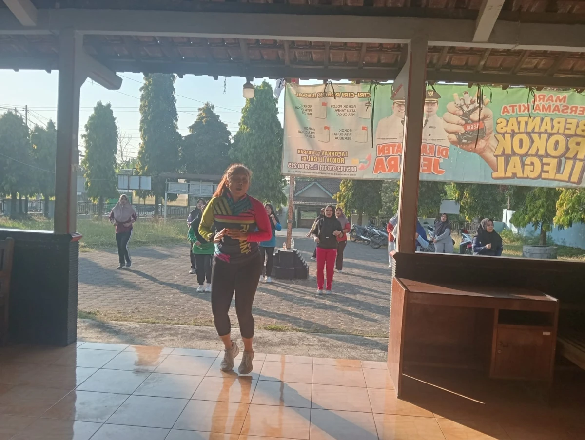 Senam Bersama dalam Mendukung Gerakan Masyarakat Hidup Sehat (GERMAS) di Desa Singorojo