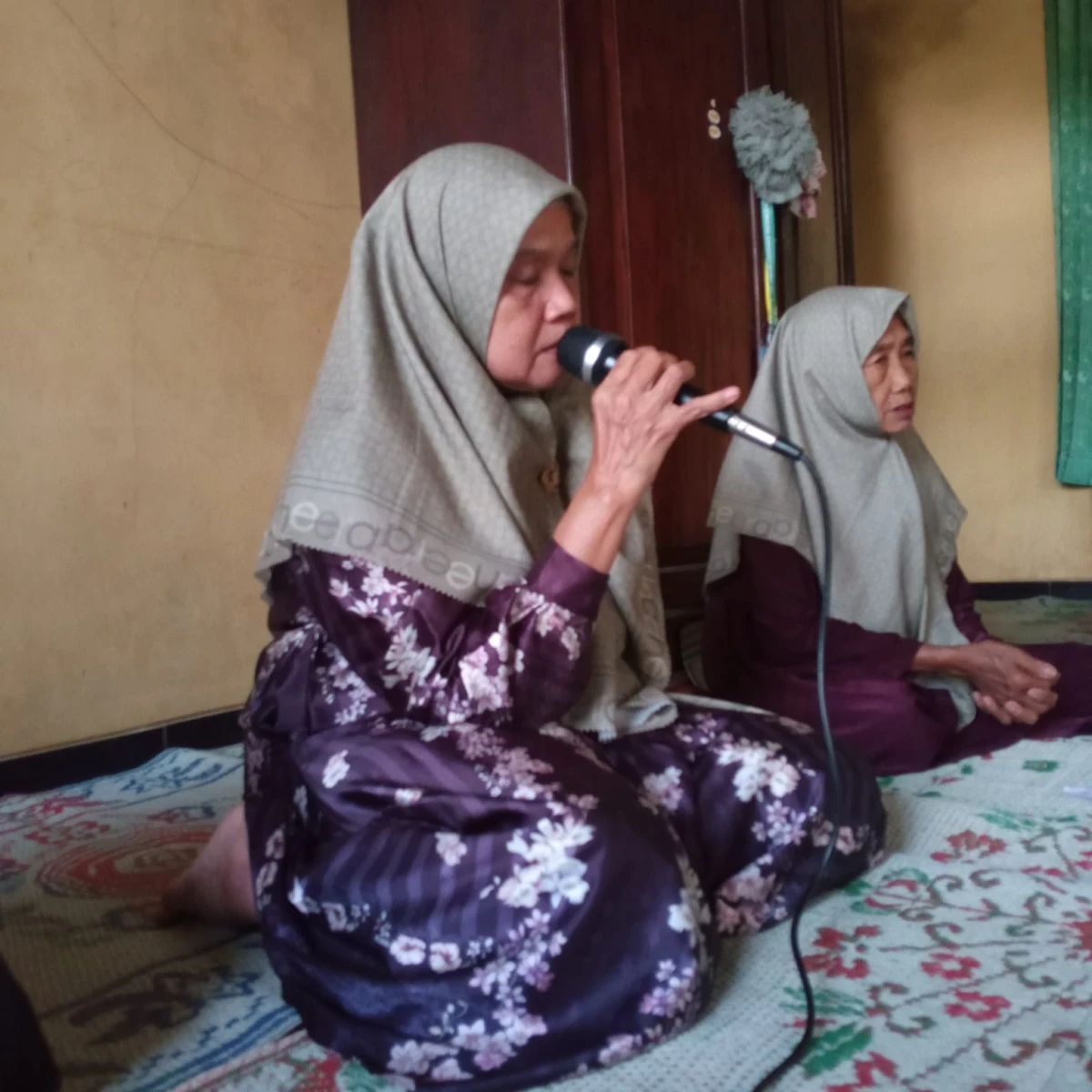 Kegiatan kelompok PKK RT 5 RW 1 dengan materi peningkatan kesadaran masyarakat di lingkungan RT