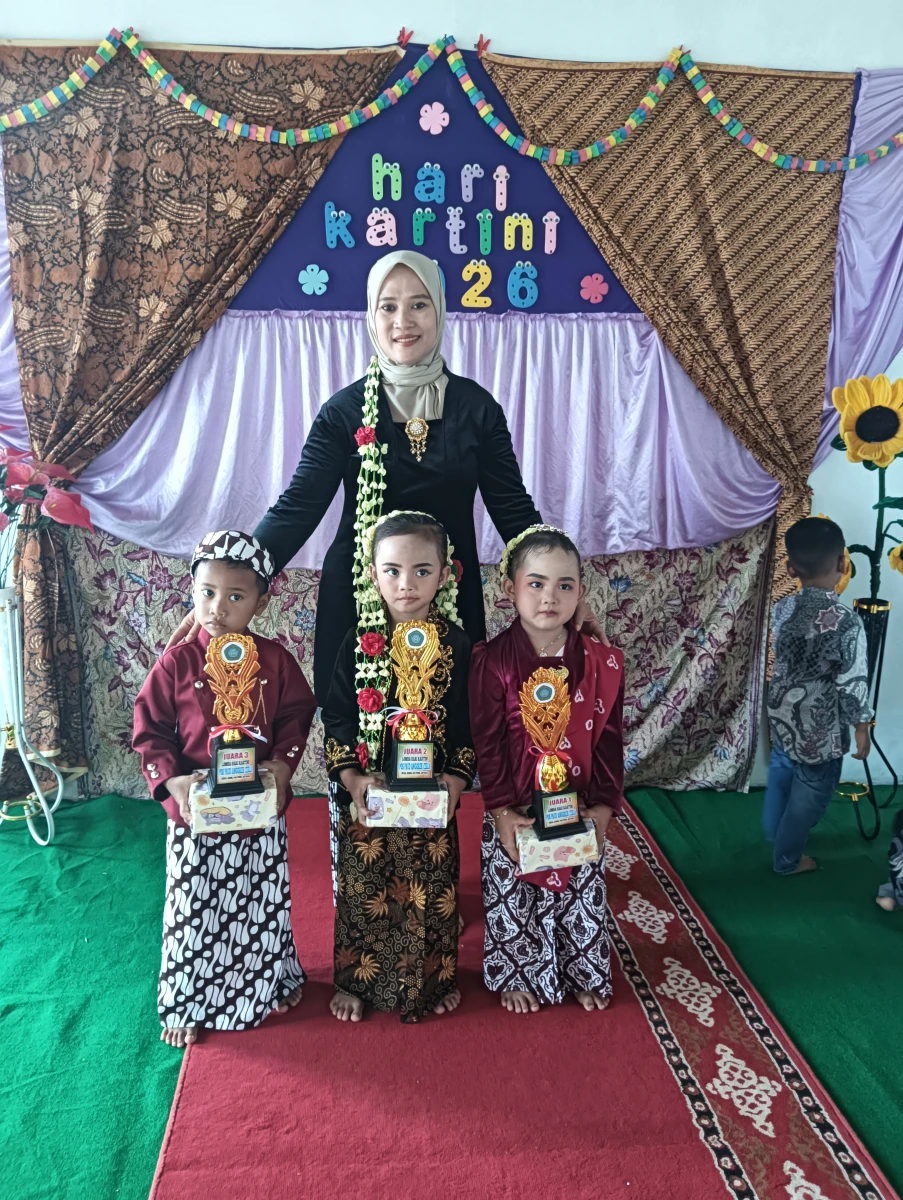 Memperingati hari Kartini di Pos Paud Anggrek Ceria 