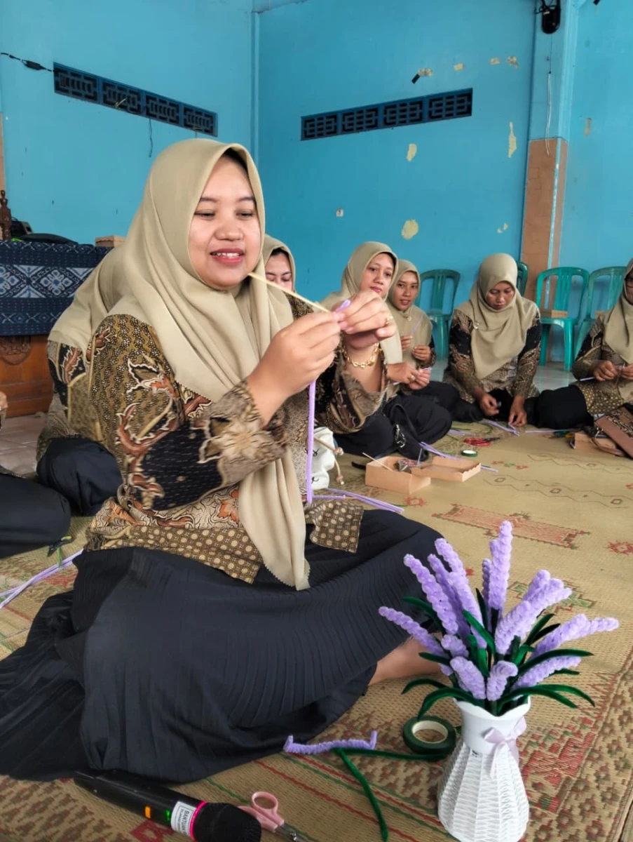 Pertemuan pkk membuat bunga dari kawat bulu