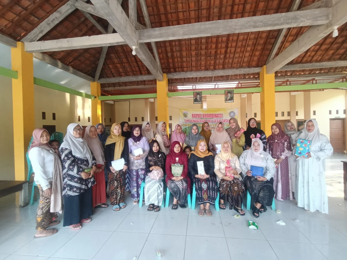 Memperingati Hari Kartini Ibu-ibu PKK Desa Datar Gelar Kegiatan Tukar Kado 