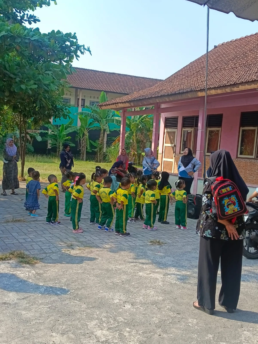 Mengikuti Krgiatan di PAUD Desa
