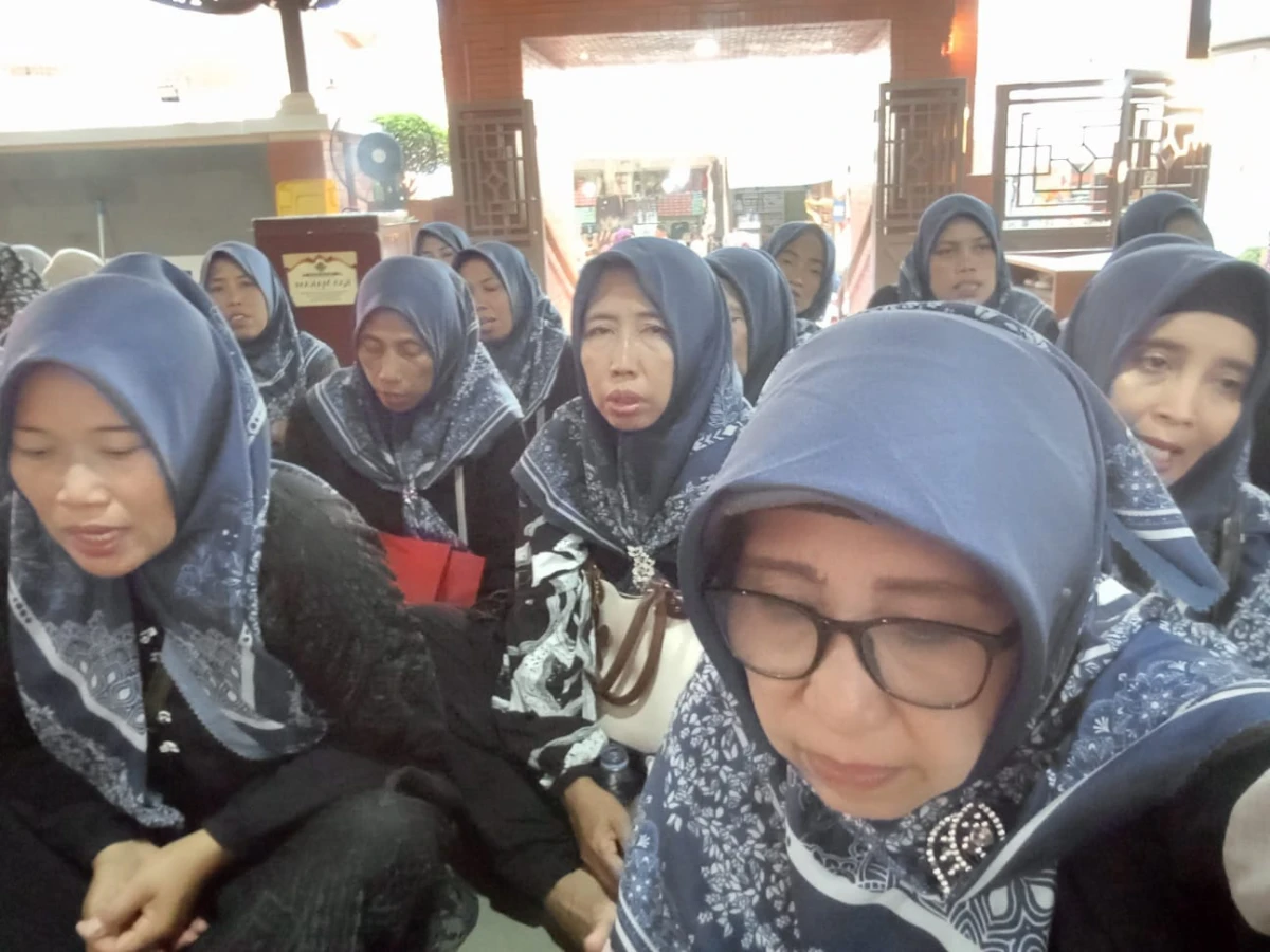 Mempererat Silaturahmi dan Meningkatkan Keimanan, Kelompok PKK RW 04 Desa Karanggondang Gelar Ziarah Religi ke Kajen Pati