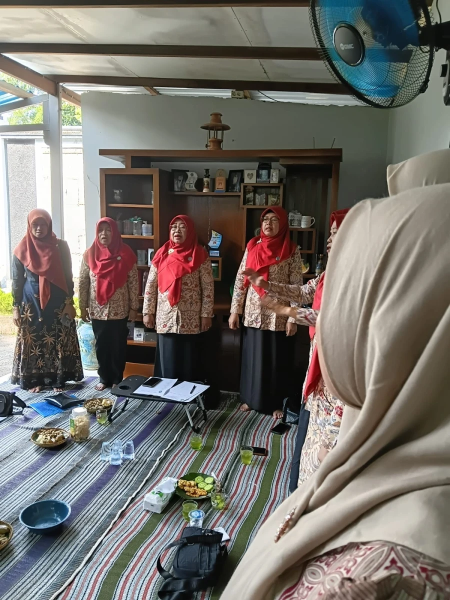 Pertemuan pengurus PKK inti desa kecapi