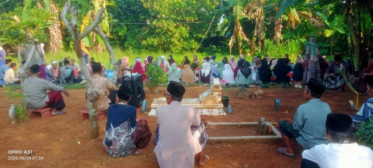 Tradisi manganan dalam acara sedekah bumi : Manganan Di makam Mbani