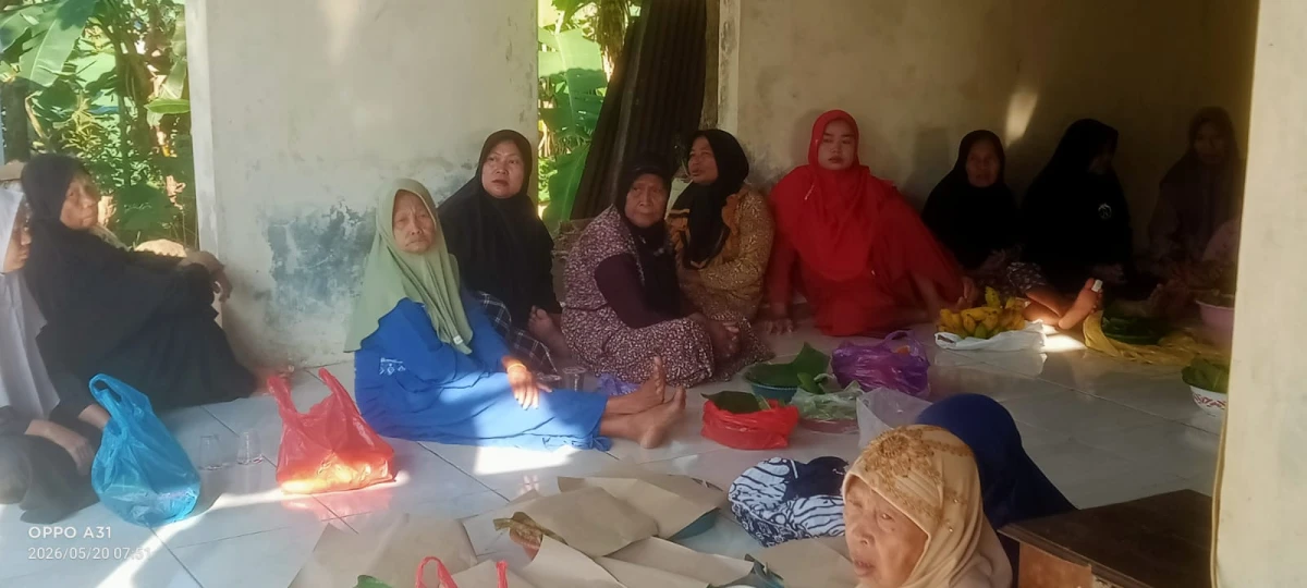 Tradisi manganan dalam acara sedekah bumi : Manganan Di makam Mbah Kamdowo